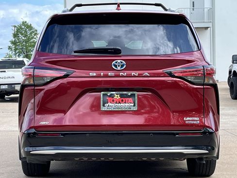Used 2024 Toyota Sienna Limited AWD/4WD image 5