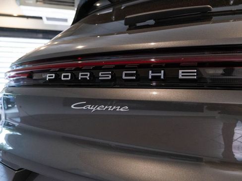 Certified 2026 Porsche Cayenne AWD/4WD image 15