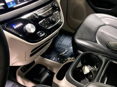 Used 2024 Chrysler Pacifica Touring-L image 17