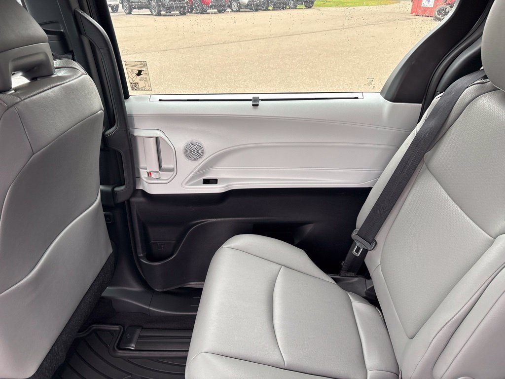 Used 2026 Toyota Sienna XLE AWD/4WD image 14