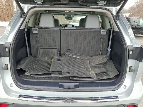 Used 2021 Toyota Highlander XLE image 32