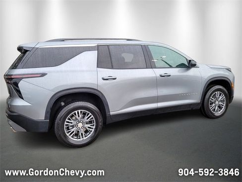 Used 2025 Chevrolet Traverse LT image 5