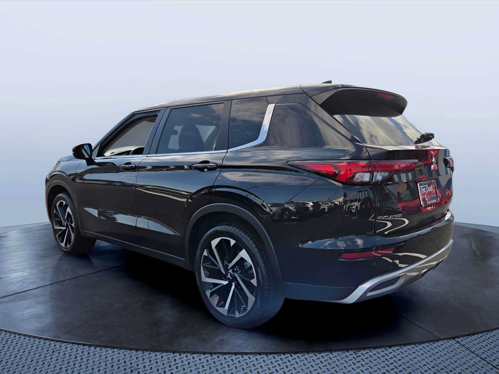 Used 2024 Mitsubishi Outlander SE AWD/4WD image 5