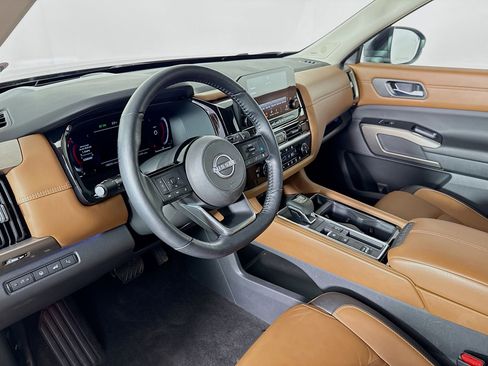 Used 2023 Nissan Pathfinder Platinum image 8