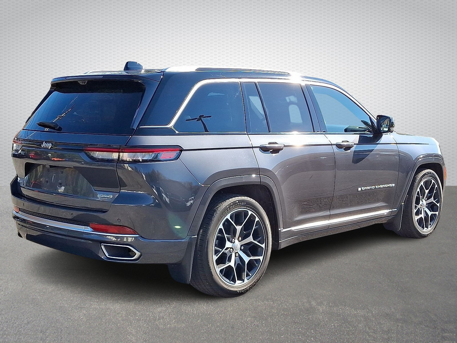 Used 2023 Jeep Grand Cherokee Summit AWD/4WD image 6