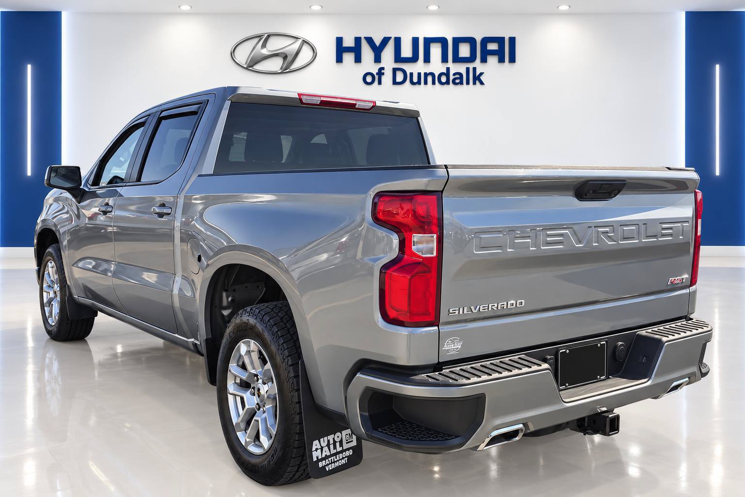 Used 2024 Chevrolet Silverado 1500 RST w/ Z71 Off-Road Package AWD/4WD image 2