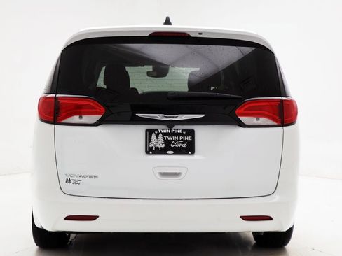 Used 2023 Chrysler Voyager LX image 7