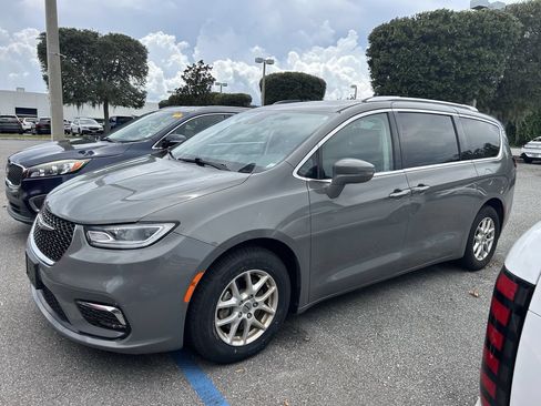 Used 2021 Chrysler Pacifica Touring-L FWD image 7