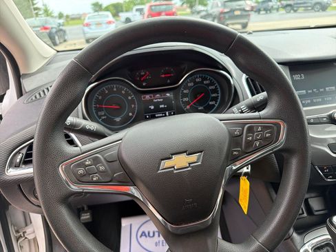 Used 2017 Chevrolet Cruze LT FWD image 13