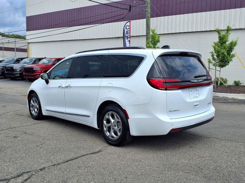 Certified 2023 Chrysler Pacifica Limited FWD image 2