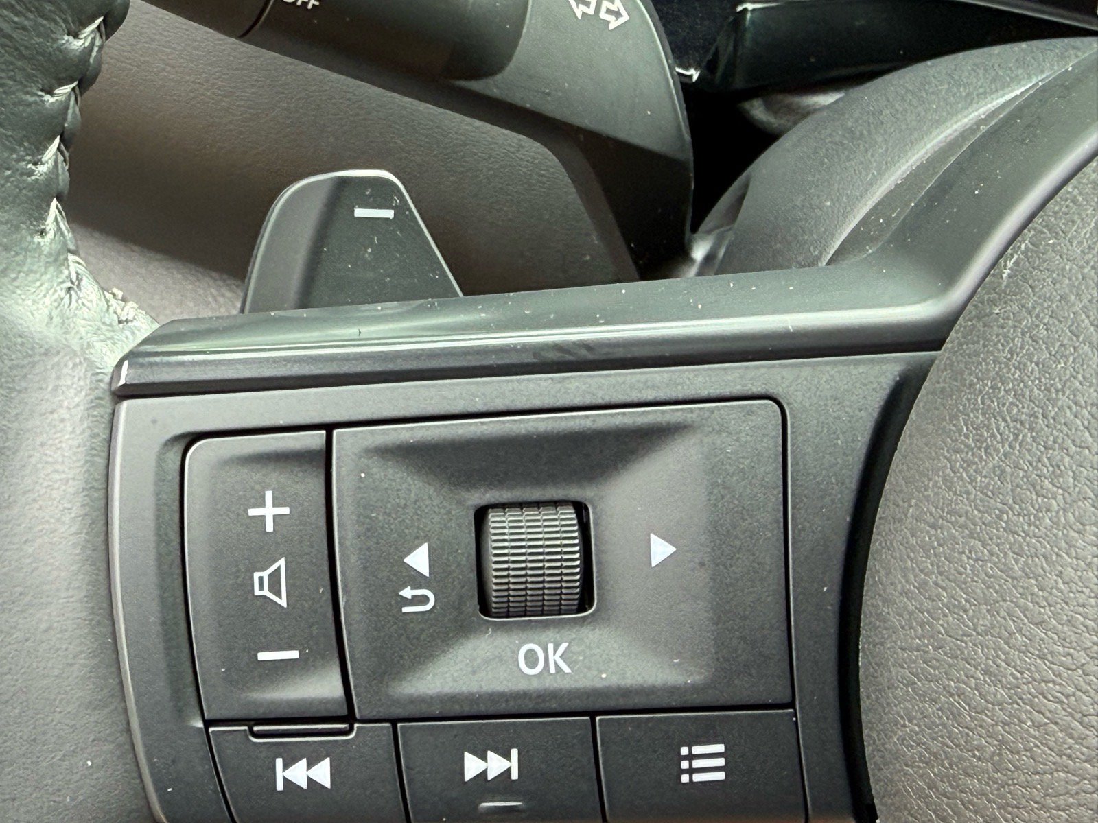 Used 2024 Nissan Pathfinder SV w/ Black Appearance Package FWD image 19