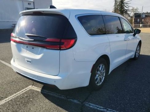 Used 2024 Chrysler Pacifica Touring-L image 5