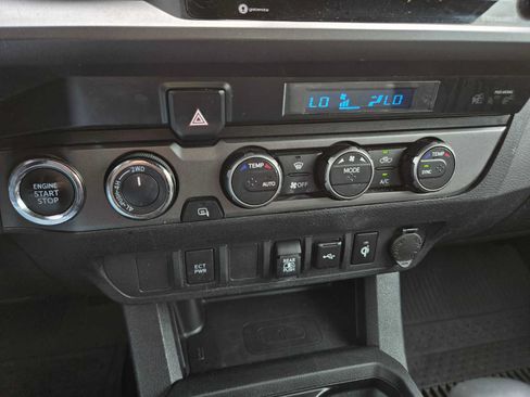 Used 2022 Toyota Tacoma TRD Off-Road AWD/4WD image 36