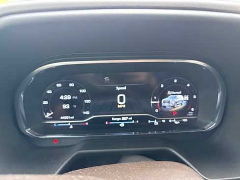 Used 2023 GMC Yukon XL SLT w/ SLT Luxury Package AWD/4WD image 11
