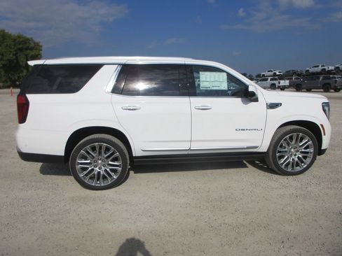 New 2026 GMC Yukon Denali w/ Denali Reserve Package AWD/4WD image 3