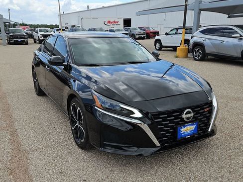 Used 2023 Nissan Altima 2.5 SR w/ SR Premium Package FWD image 2