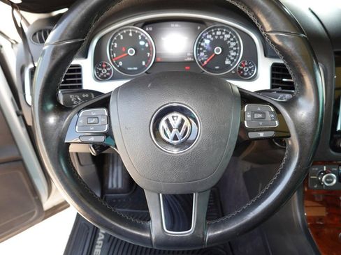 Used 2013 Volkswagen Touareg VR6 image 12
