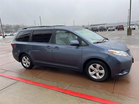 Used 2017 Toyota Sienna LE image 4