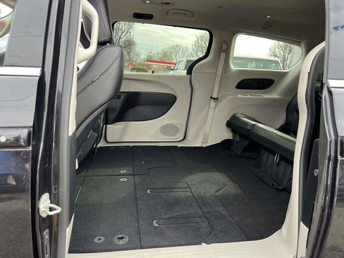 Used 2023 Chrysler Pacifica Touring-L image 16