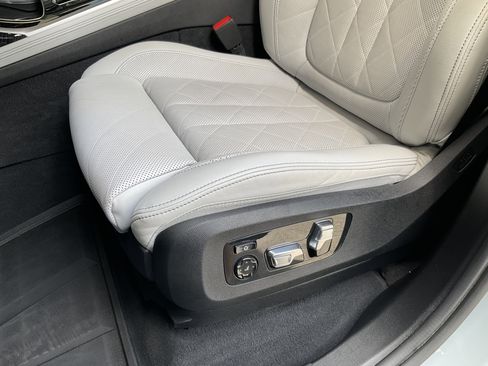 Used 2023 BMW X7 xDrive40i w/ M Sport Package AWD/4WD image 30