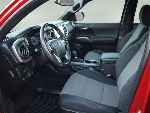 Used 2020 Toyota Tacoma TRD Off-Road w/ Technology Package AWD/4WD image 10