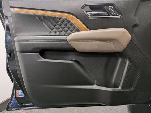 Used 2024 GMC Canyon Denali image 8