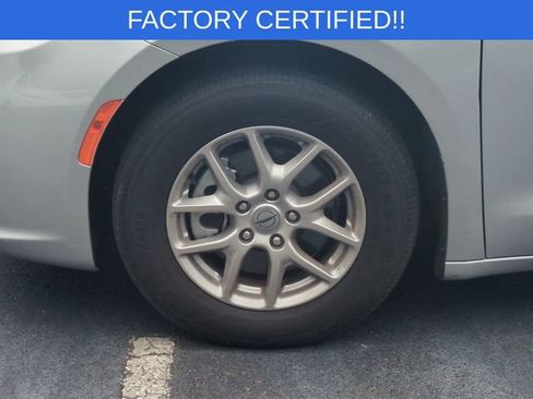 Certified 2024 Chrysler Pacifica Touring-L FWD image 10