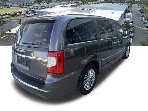 Used 2016 Chrysler Town & Country Touring w/ Driver Convenience Group image 5