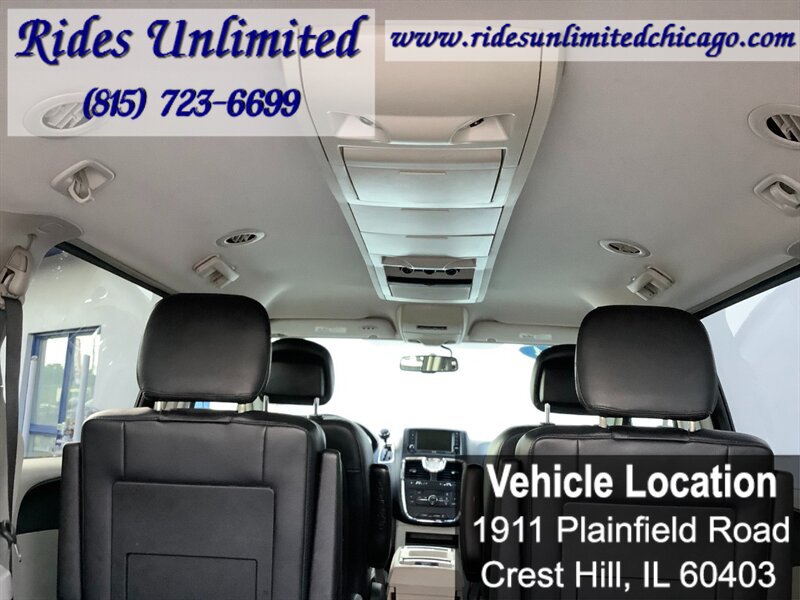 Used 2014 Chrysler Town & Country Touring FWD image 34