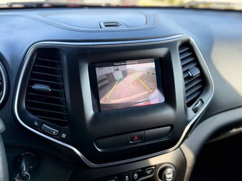 Used 2019 Jeep Cherokee Latitude w/ Popular Appearance Group AWD/4WD image 19