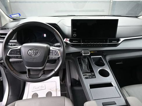 Certified 2025 Toyota Sienna XLE FWD image 20