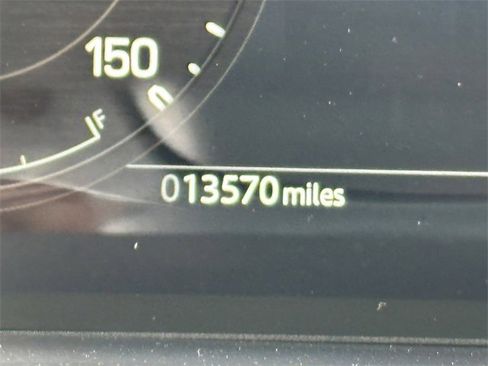 Used 2024 Land Rover Defender 130 S image 28