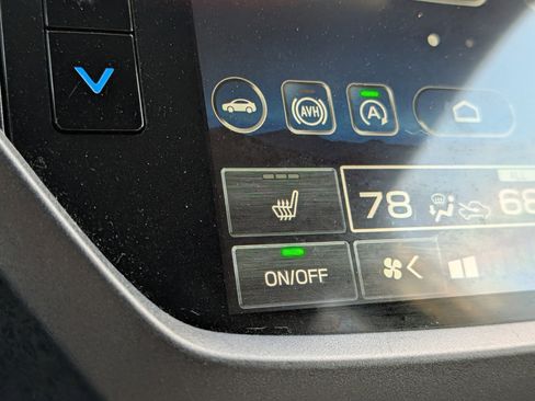 Used 2025 Subaru Forester Premium image 32