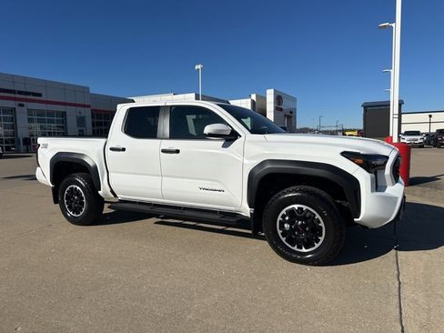 Certified 2025 Toyota Tacoma TRD Off-Road image 2