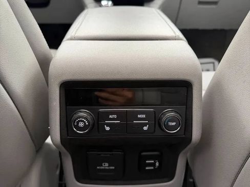 Used 2018 GMC Acadia SLT w/ LPO, Black Accent Package AWD/4WD image 21