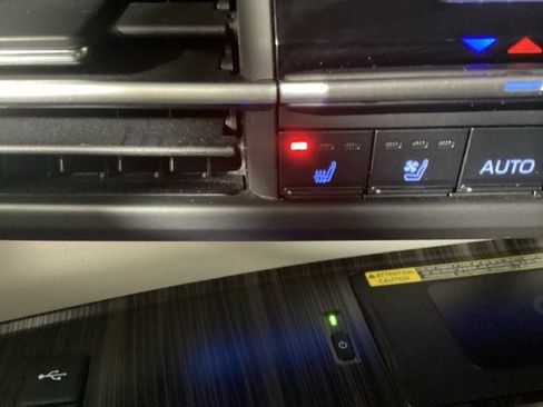 Used 2021 Toyota Sienna Limited image 25