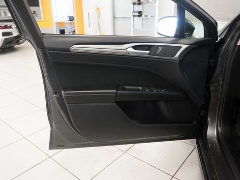 Used 2020 Ford Fusion SE image 6