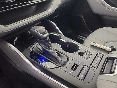 Used 2022 Toyota Highlander XLE image 39