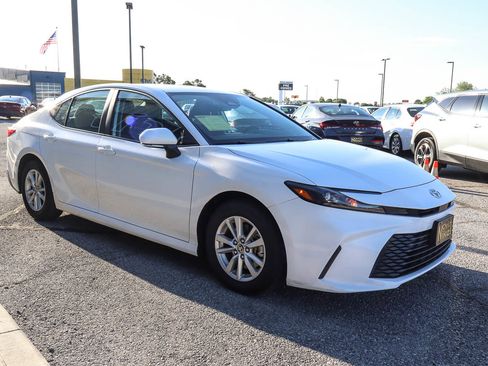 Used 2025 Toyota Camry LE image 3