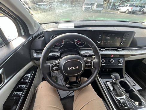 Used 2024 Kia Carnival LX image 11