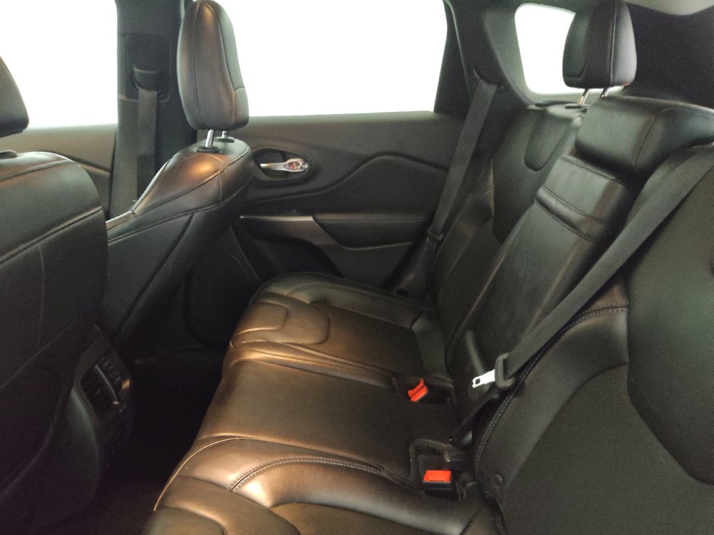 Used 2019 Jeep Cherokee Latitude Plus w/ Cold Weather Group AWD/4WD image 18