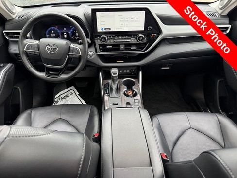 Used 2023 Toyota Highlander Platinum image 14