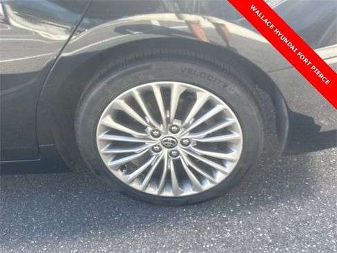 Used 2022 Toyota Avalon Limited image 11