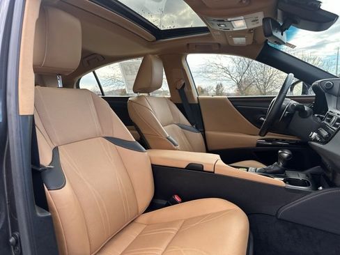 Used 2023 Lexus ES 300h w/ Accessory Package (Z2) image 19