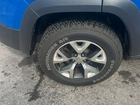 Used 2017 Jeep Cherokee Trailhawk AWD/4WD image 34