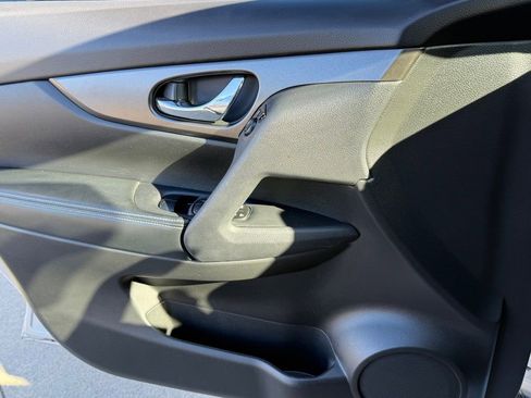 Used 2015 Nissan Rogue SV w/ SV Moonroof Package image 28