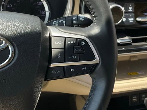 Used 2023 Toyota Highlander XLE FWD image 15