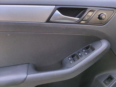 Used 2017 Volkswagen Jetta S image 9