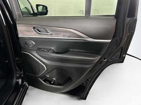 Used 2023 Jeep Grand Cherokee Limited w/ Black Appearance Package image 30