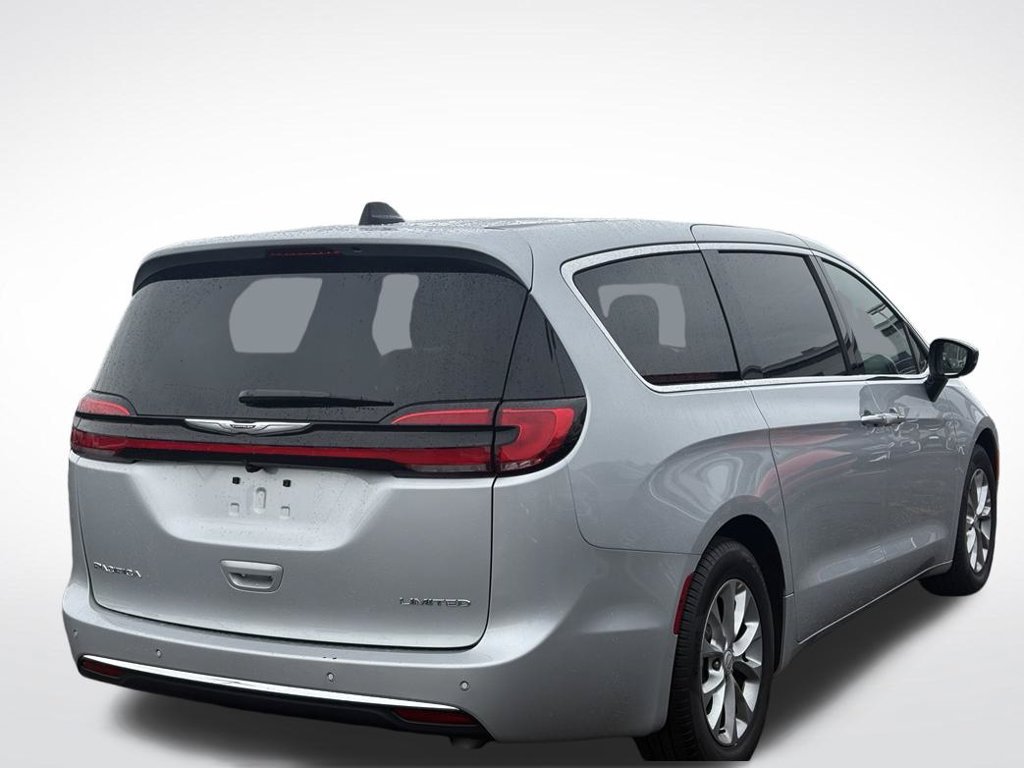 Used 2026 Chrysler Pacifica Limited FWD image 4